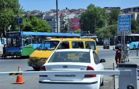 Başbakanlık ofisi önündeki yol araçlara kapatıldı