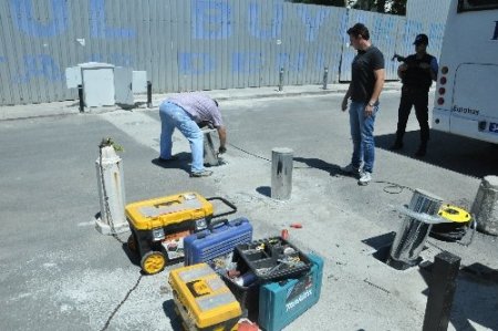 Başbakanlık ofisi önündeki yol araçlara kapatıldı