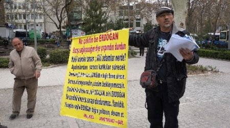 Başbakanlık önünde 'Akil İnsanlar'a tek kişilik destek eylemi