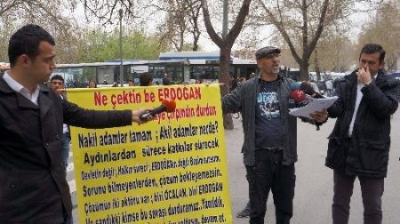 Başbakanlık önünde 'Akil İnsanlar'a tek kişilik destek eylemi