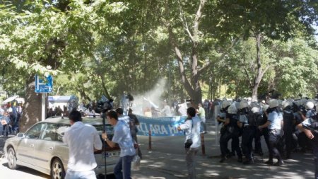 Başbakanlık'a yürümek isteyen gruba polis biber gazıyla müdahale etti