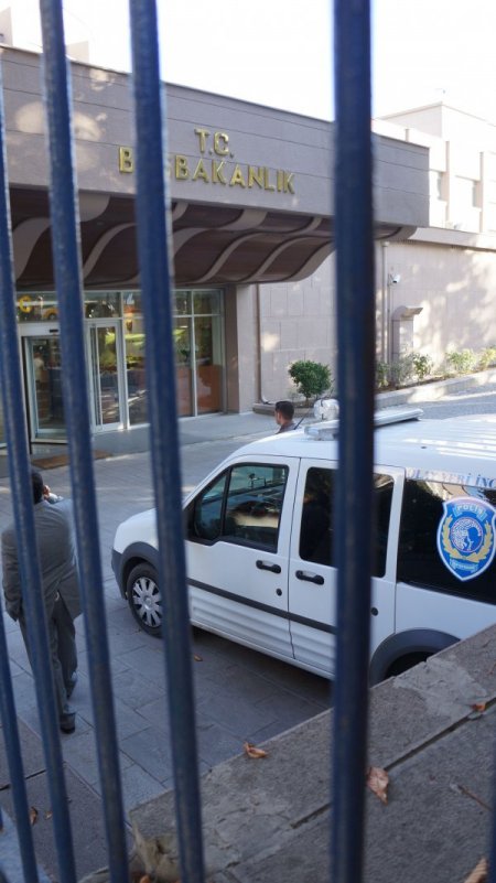 Başbakanlık'ta silah sesleri sıcak saatlerin yaşanmasına yol açtı