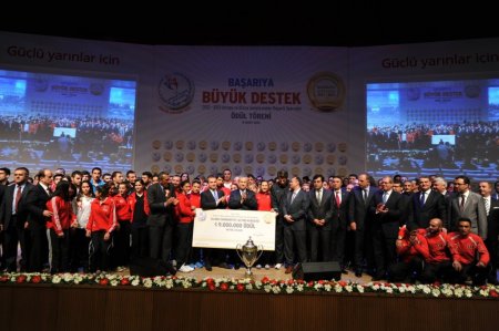 Başbakansız törende Arınç ile Kılıç, şampiyonlara 9 milyon TL ödül dağıttı