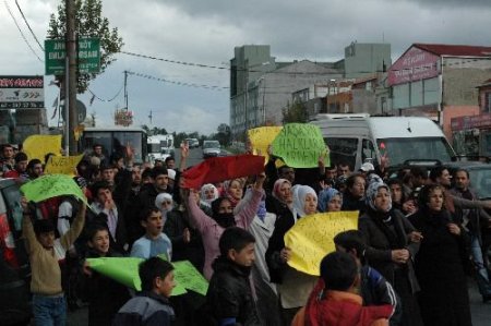 Basın Açıklaması Sonrası Yürüyen Gruba,türk Bayraklı Protesto