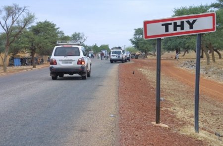 Basın mensupları Mali’de Thy adlı kontrol noktasında bekliyor