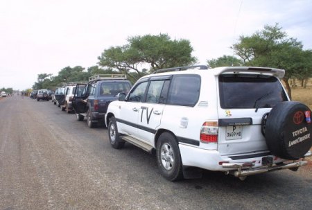 Basın mensupları Mali’de Thy adlı kontrol noktasında bekliyor
