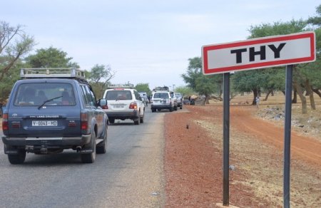 Basın mensupları Mali’de Thy adlı kontrol noktasında bekliyor