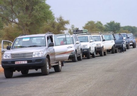 Basın mensupları Mali’de Thy adlı kontrol noktasında bekliyor