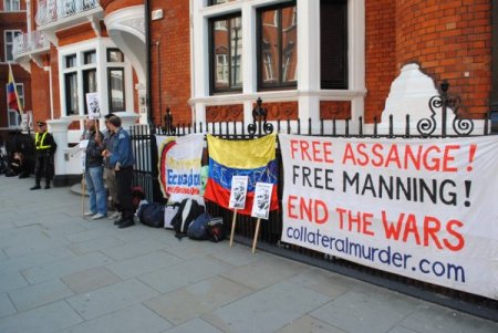 Basın Ordusu, Assange'ı Beklemeye Devam Ediyor