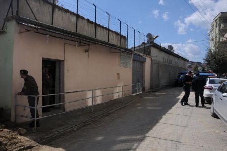 Başka cezaevine gitmek istemeyen mahkumlardan ilginç kilitli eylem