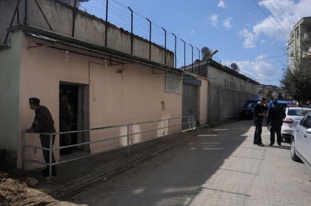 Başka cezaevine gitmek istemeyen mahkumlardan ilginç kilitli eylem