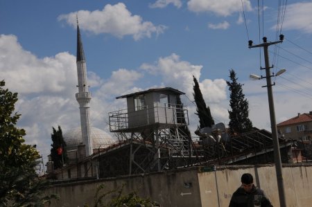 Başka cezaevine gitmek istemeyen mahkumlardan ilginç kilitli eylem