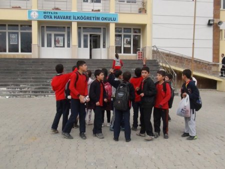 Başka okulda görevlendirilen öğretmenleri için eylem yaptılar