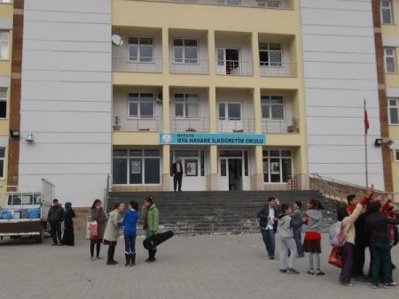 Başka okulda görevlendirilen öğretmenleri için eylem yaptılar