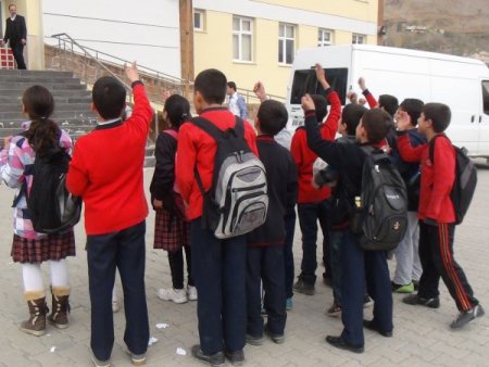 Başka okulda görevlendirilen öğretmenleri için eylem yaptılar