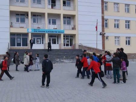 Başka okulda görevlendirilen öğretmenleri için eylem yaptılar
