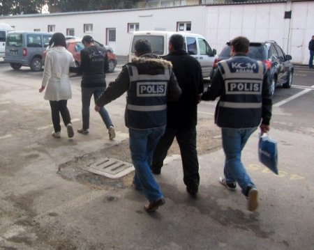 Başkaları adına kredi kartı çıkartıp para çeken 2 kişi yakalandı