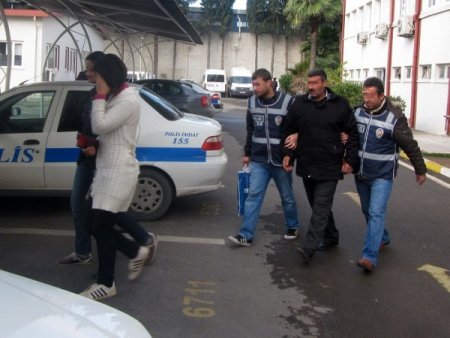 Başkaları adına kredi kartı çıkartıp para çeken 2 kişi yakalandı