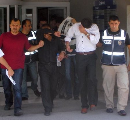 Başkalarının Kredi Kartlarını Kopyalayarak Lüks Alışveriş Merkezlerinde Kullanan Şebeke Çökertildi
