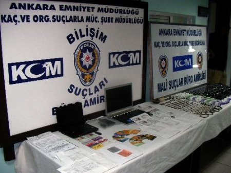 Başkalarının Kredi Kartlarını Kopyalayarak Lüks Alışveriş Merkezlerinde Kullanan Şebeke Çökertildi
