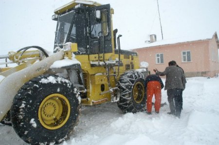 Başkale'de 35 Köy Ve 27 Mezra Yolu Kar Ve Tipiden Ulaşıma Kapandı