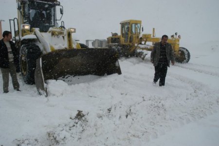 Başkale'de 35 Köy Ve 27 Mezra Yolu Kar Ve Tipiden Ulaşıma Kapandı