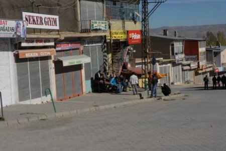 Başkale’de bazı kepenkler kapalı