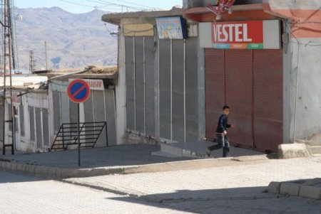 Başkale’de bazı kepenkler kapalı