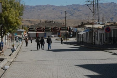 Başkale’de bazı kepenkler kapalı