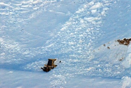 Başkale’de çığın altında kalan greyder kurtarılamadı