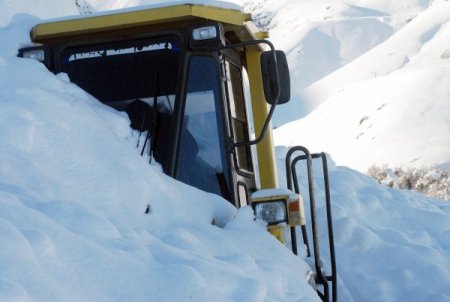 Başkale’de çığın altında kalan greyder kurtarılamadı