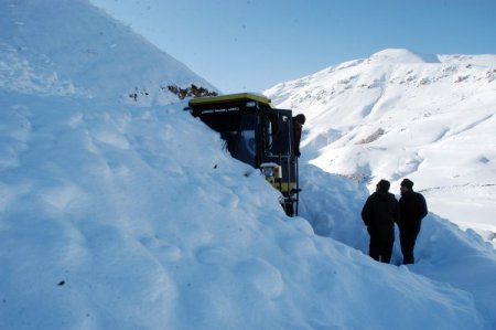 Başkale’de çığın altında kalan greyder kurtarılamadı