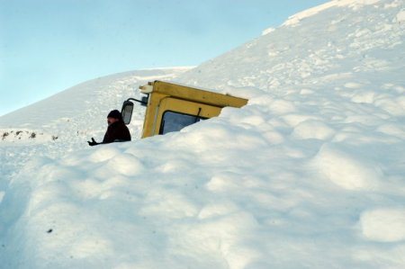 Başkale’de çığın altında kalan greyder kurtarılamadı