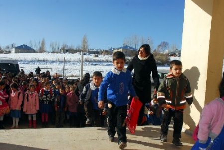 Başkale’de Depremzede Öğrenciler Ders Başı Yaptı