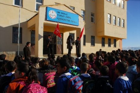 Başkale’de Depremzede Öğrenciler Ders Başı Yaptı