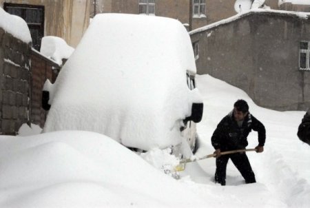 Başkale’de kar 1 metreyi aştı, okullar tatil, elektrik yok