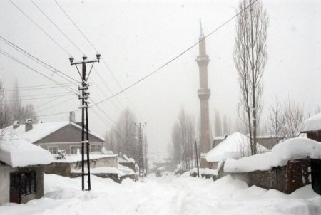 Başkale’de kar 1 metreyi aştı, okullar tatil, elektrik yok