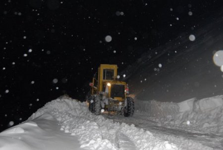 Başkale’de kar temizleme araçları çığ altında kaldı