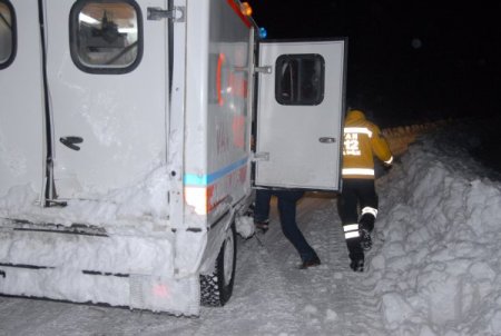 Başkale’de kar temizleme araçları çığ altında kaldı