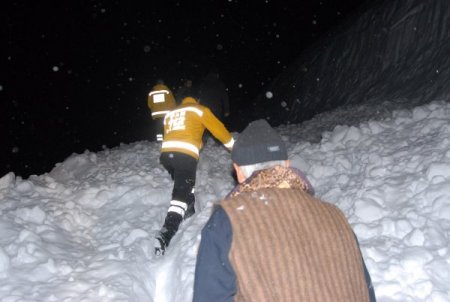 Başkale’de kar temizleme araçları çığ altında kaldı