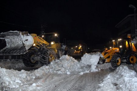 Başkale’de kar temizleme çalışmalarına vatandaştan tam destek