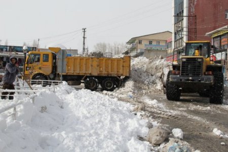 Başkale’de kar temizleme çalışmalarına vatandaştan tam destek