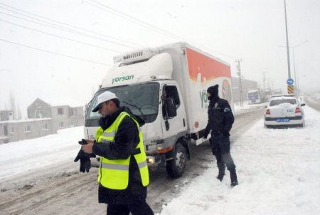 Başkale'de kar yağışı: Taşımalı eğitime bir gün ara verildi, 25 köy yolu kapandı