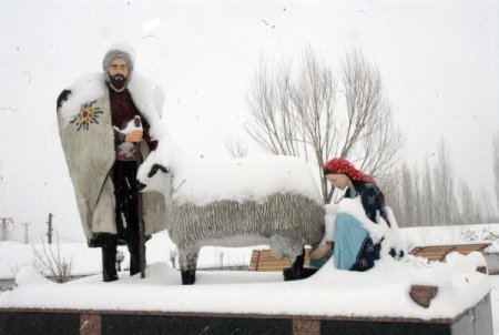 Başkale'de kar yağışı: Taşımalı eğitime bir gün ara verildi, 25 köy yolu kapandı