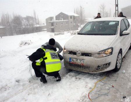 Başkale'de kar yağışı: Taşımalı eğitime bir gün ara verildi, 25 köy yolu kapandı