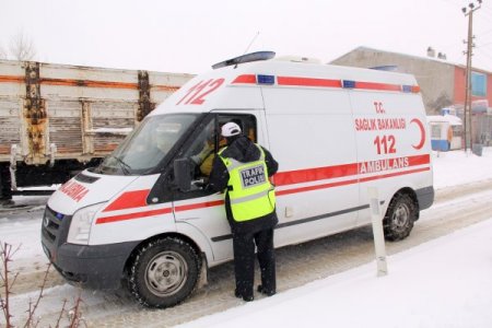 Başkale'de kar yağışı: Taşımalı eğitime bir gün ara verildi, 25 köy yolu kapandı