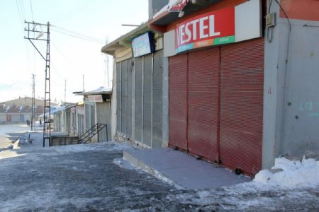 Başkale’de kepenkler kapalı