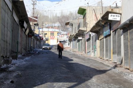 Başkale’de kepenkler kapalı