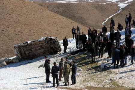 Başkale’de Minibüs Devrildi: 1 Ölü, 2 Yaralı