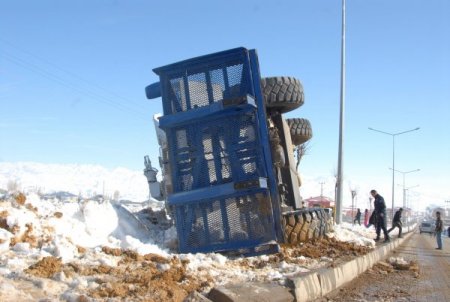 Başkale'de polis aracı kaza yaptı: 3 yaralı